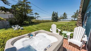 King Suite, Hot Tub, Kitchen, Sea View | Private spa tub
