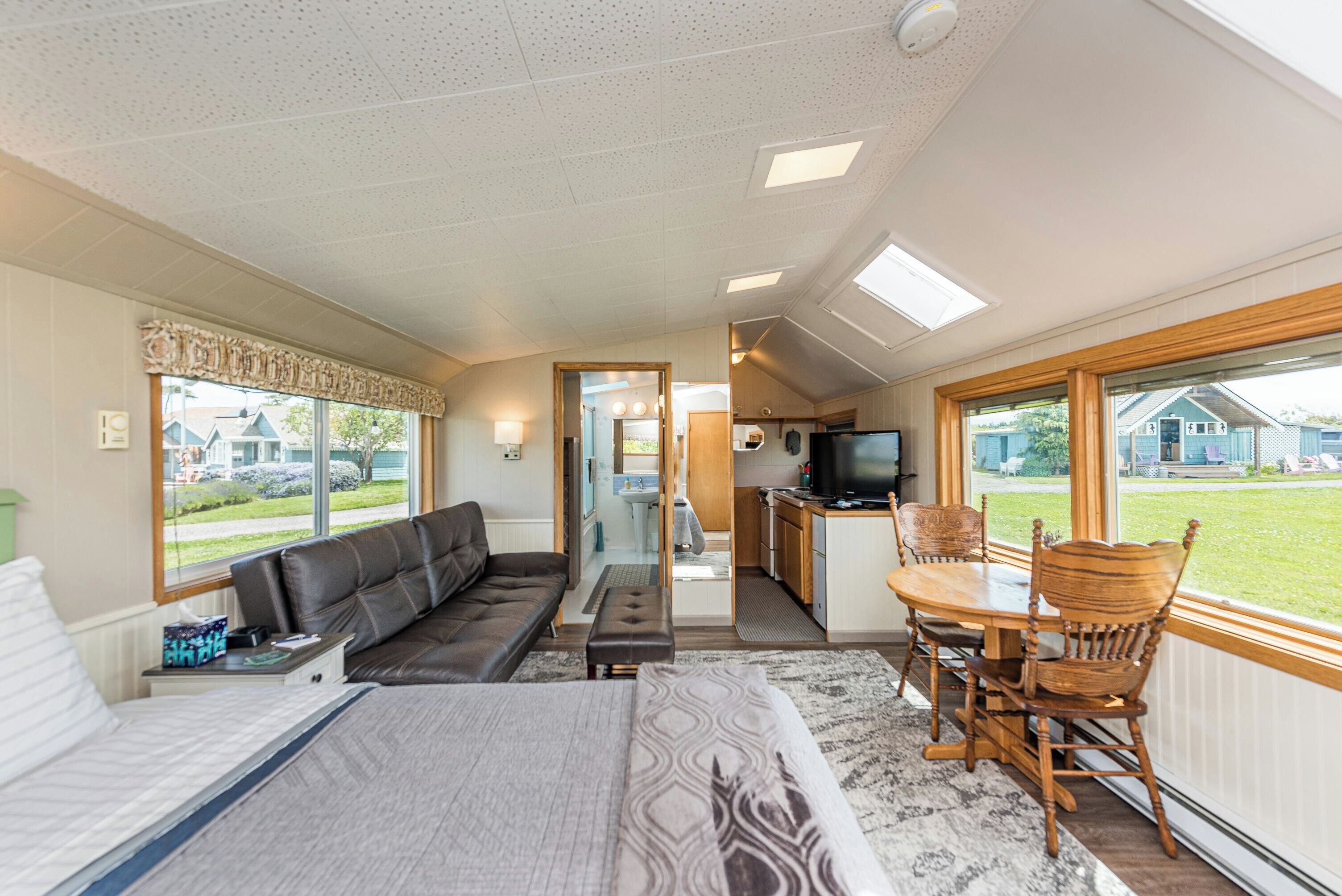 King Cottage, Mountain and Sea view, Kitchen, jetted tub | เครื่องนอนระดับพรีเมียม, เตียงพร้อมฟูกเสริมที่นอน, เตารีด/โต๊ะรีดผ้า