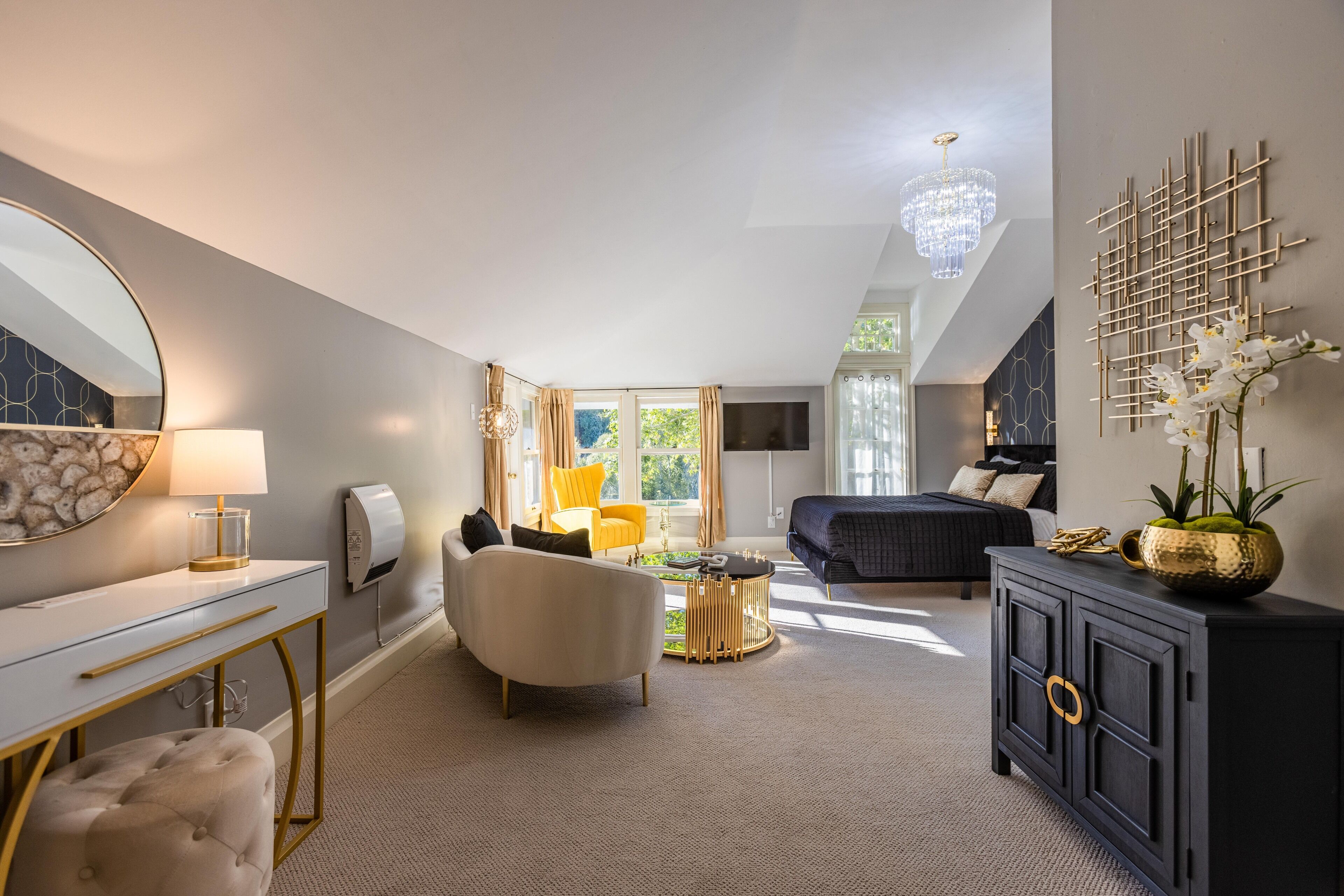 Deluxe Studio, River View (20) | Premium bedding, iron/ironing board, free WiFi, bed sheets