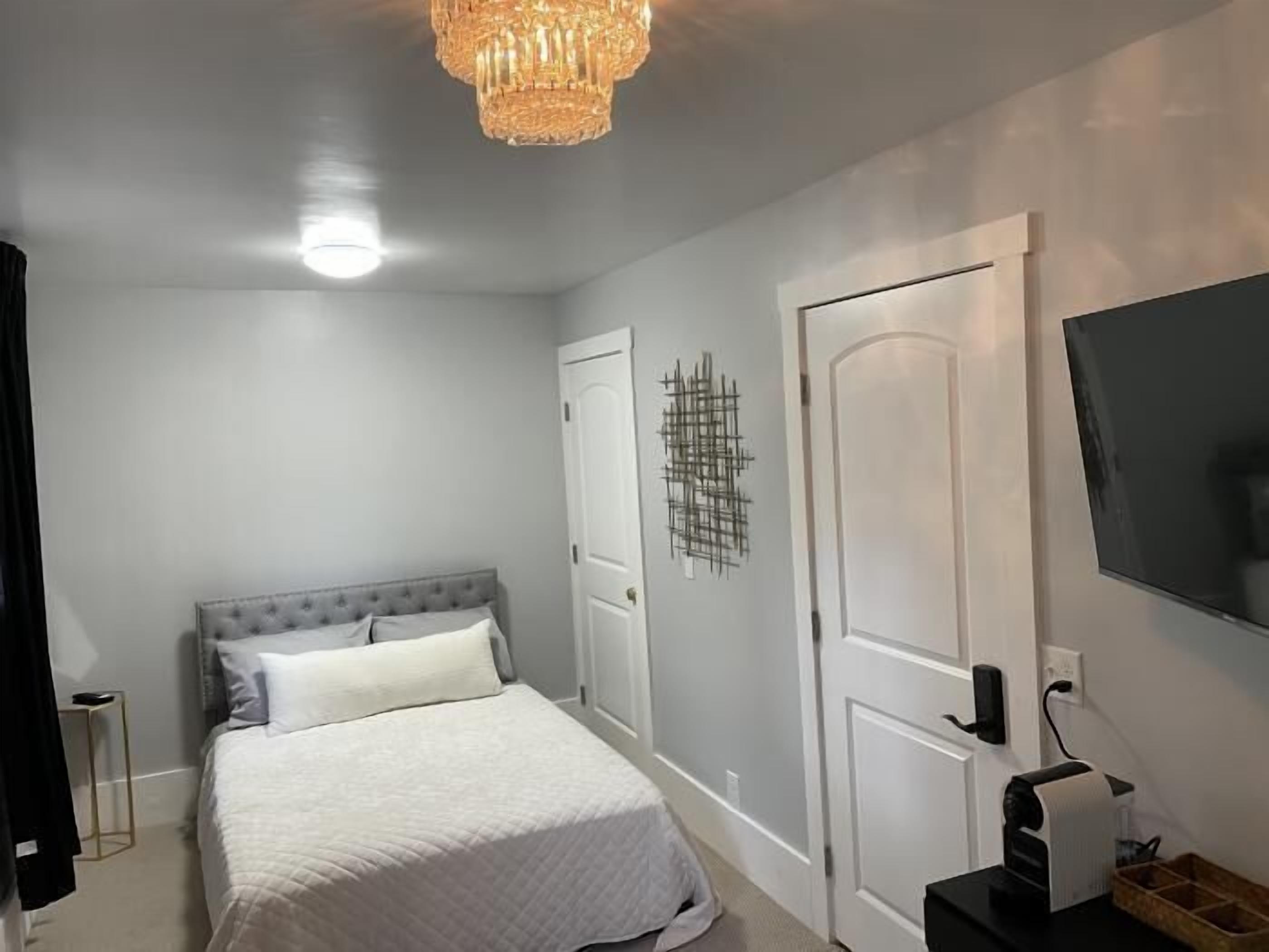 Classic Room | Premium bedding, iron/ironing board, free WiFi, bed sheets