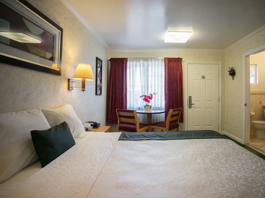 Standard Room, 1 Queen Bed | Living area