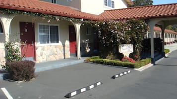Un bâtiment avec un toit recouvert de tuiles rouges, des murs en pierre et une enseigne indiquant « Travelers Inn ».