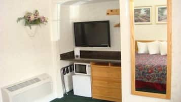 Standard Room, 2 Queen Beds | Iron/ironing board, free WiFi, bed sheets