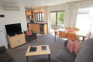 Superior Apartment, 3 Bedrooms, Jetted Tub | Living area | Flat-screen TV, DVD player - Voyager Apartments Taupo (Taupo)