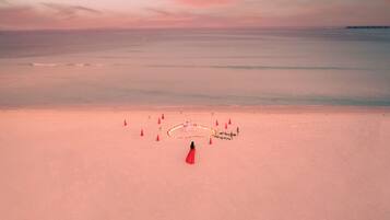 4 restaurantes; se sirve desayuno, almuerzo y cena; cocina internacional