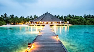 4 restaurants, serveren ontbijt, lunch, diner, internationale gerechten
