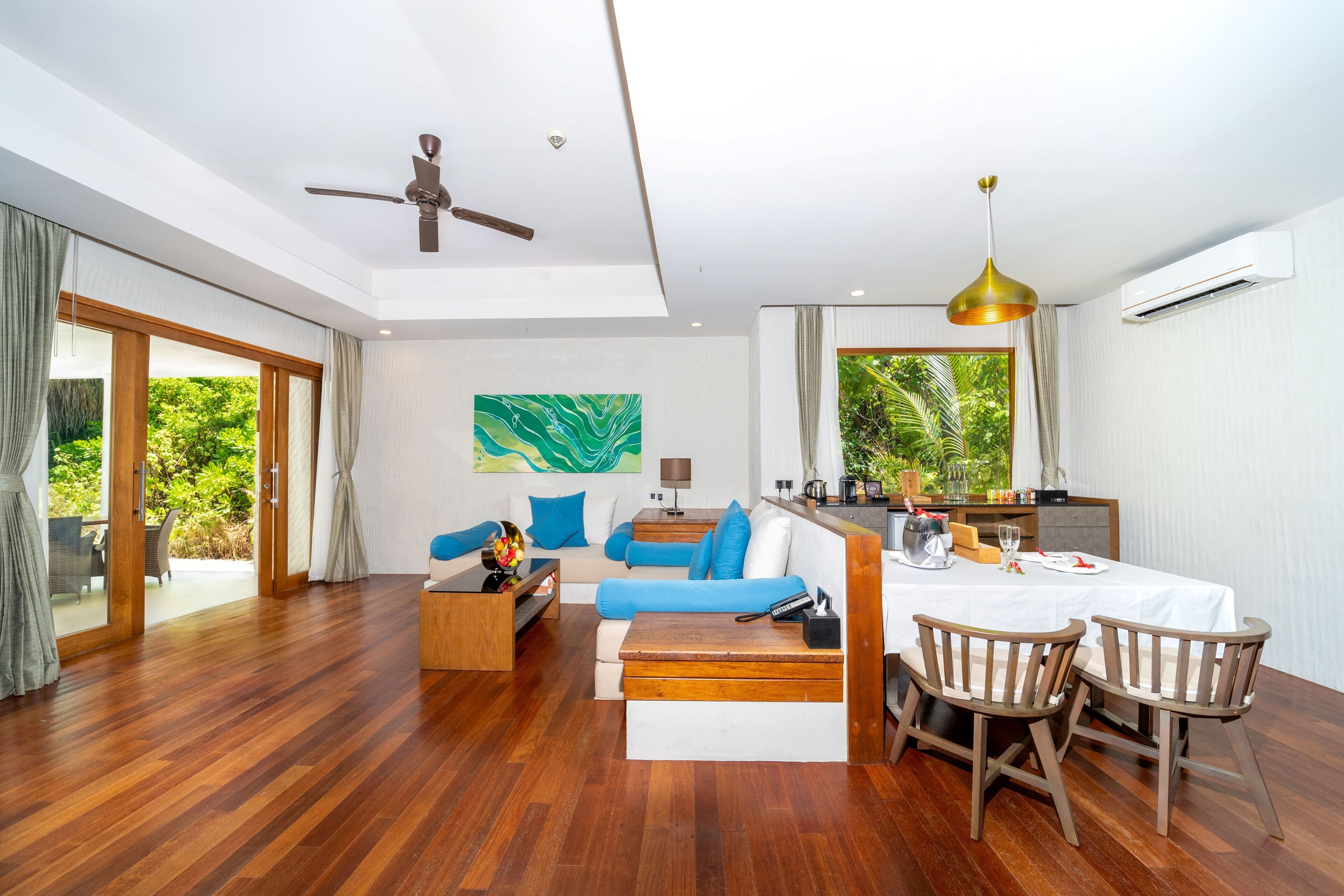 Ledtelevisie en een dvd-speler