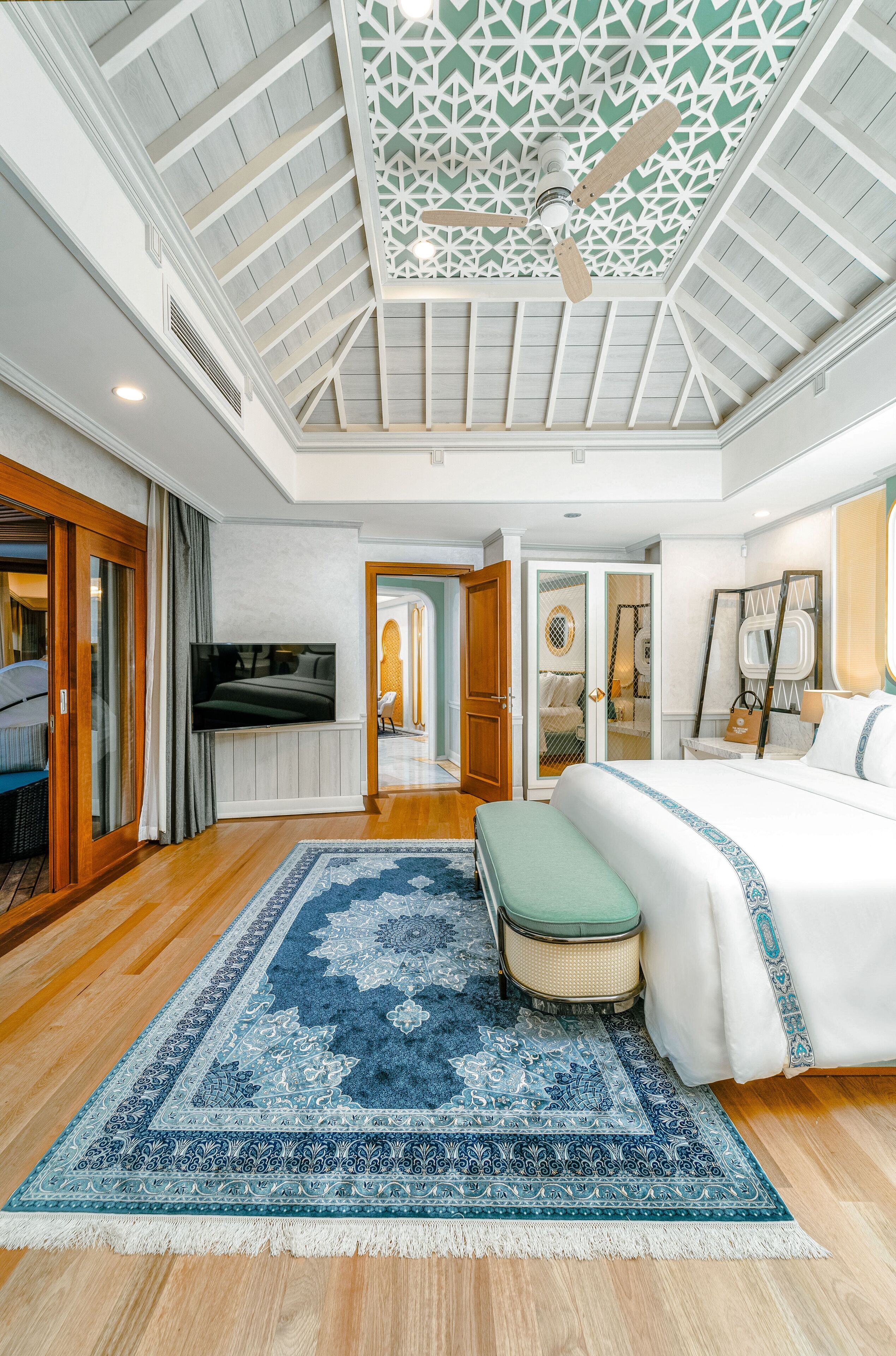 أغطية فراش متميزة وميني بار وخزنة داخل الغرفة ومكواة/لوح كي