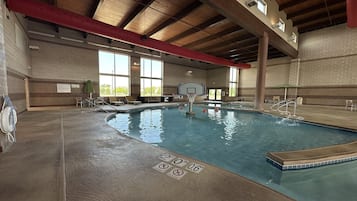 Innenpool, geöffnet von 06:00 Uhr bis 23:00 Uhr, Sonnenschirme