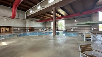 Piscine couverte, parasols de plage, chaises longues