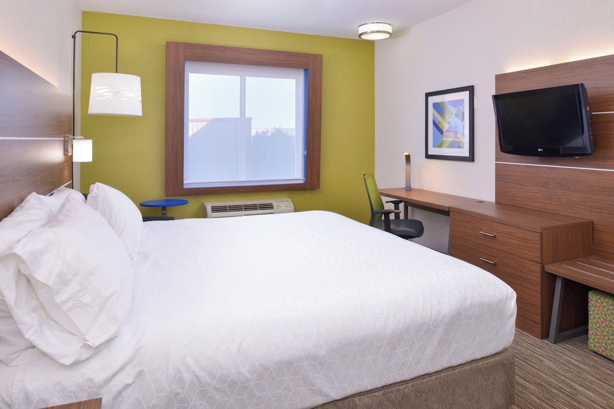 In-room safe, desk, blackout drapes, iron/ironing board