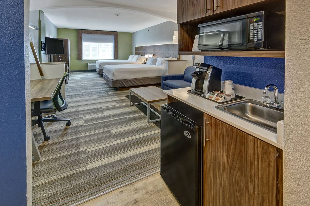 standard room, 1 king bed, accessible (mobility) | 1 bedroom, in-room safe, individually furnished, desk