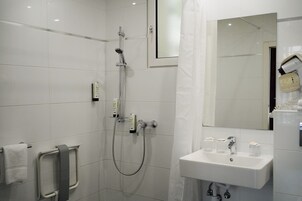 Habitación triple estándar | Baño | Ducha y bañera combinadas, secador de pelo y toallas