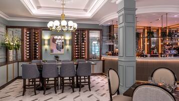 Morgunverður, hádegisverður og kvöldverður í boði