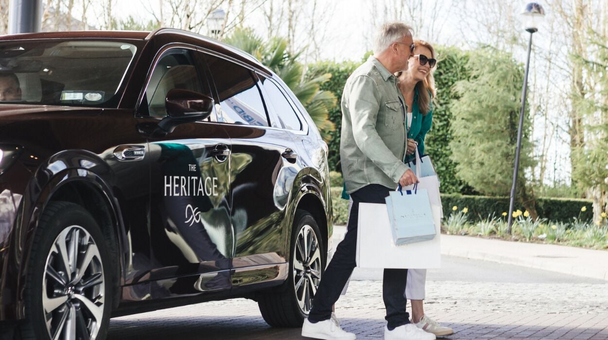 Ein schwarzes SUV mit der Aufschrift "The Heritage" auf der Seite, geparkt auf einem befestigten Platz.