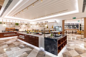 Petit déjeuner buffet (990 TRY par personne)