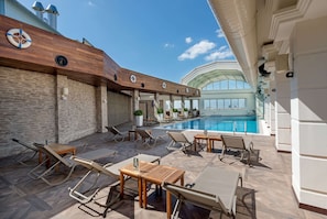 Outdoor pool - Ramada Plaza by Wyndham Istanbul City Center Adults Only (Istanbul)