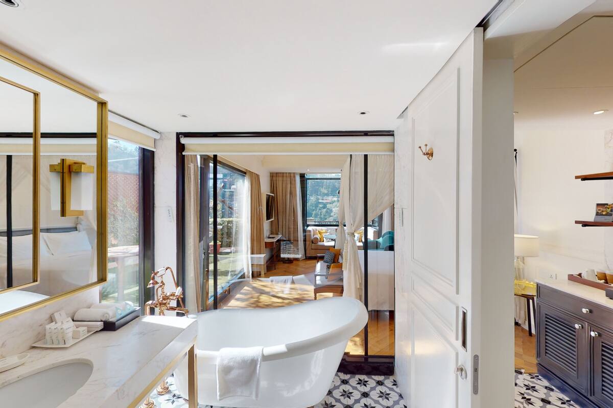 suite, 1 bedroom | minibar, in-room safe, desk, soundproofing