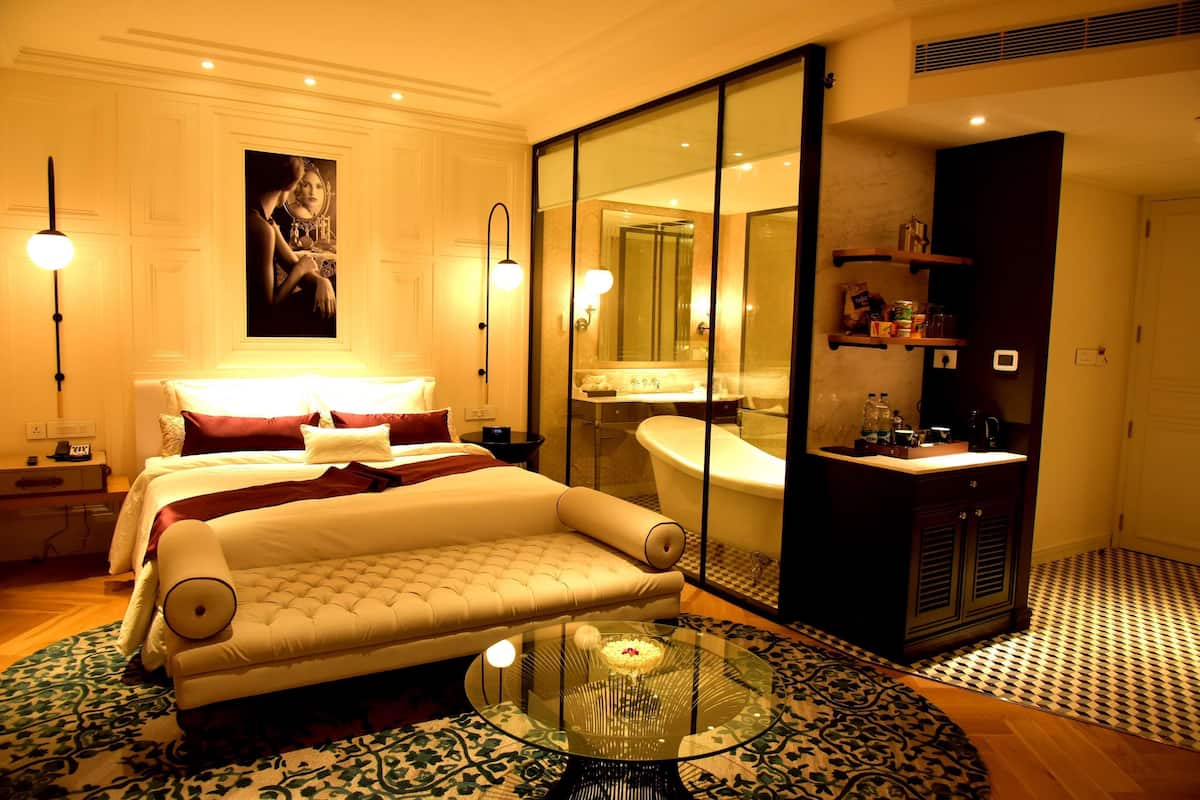 junior suite | minibar, in-room safe, desk, soundproofing