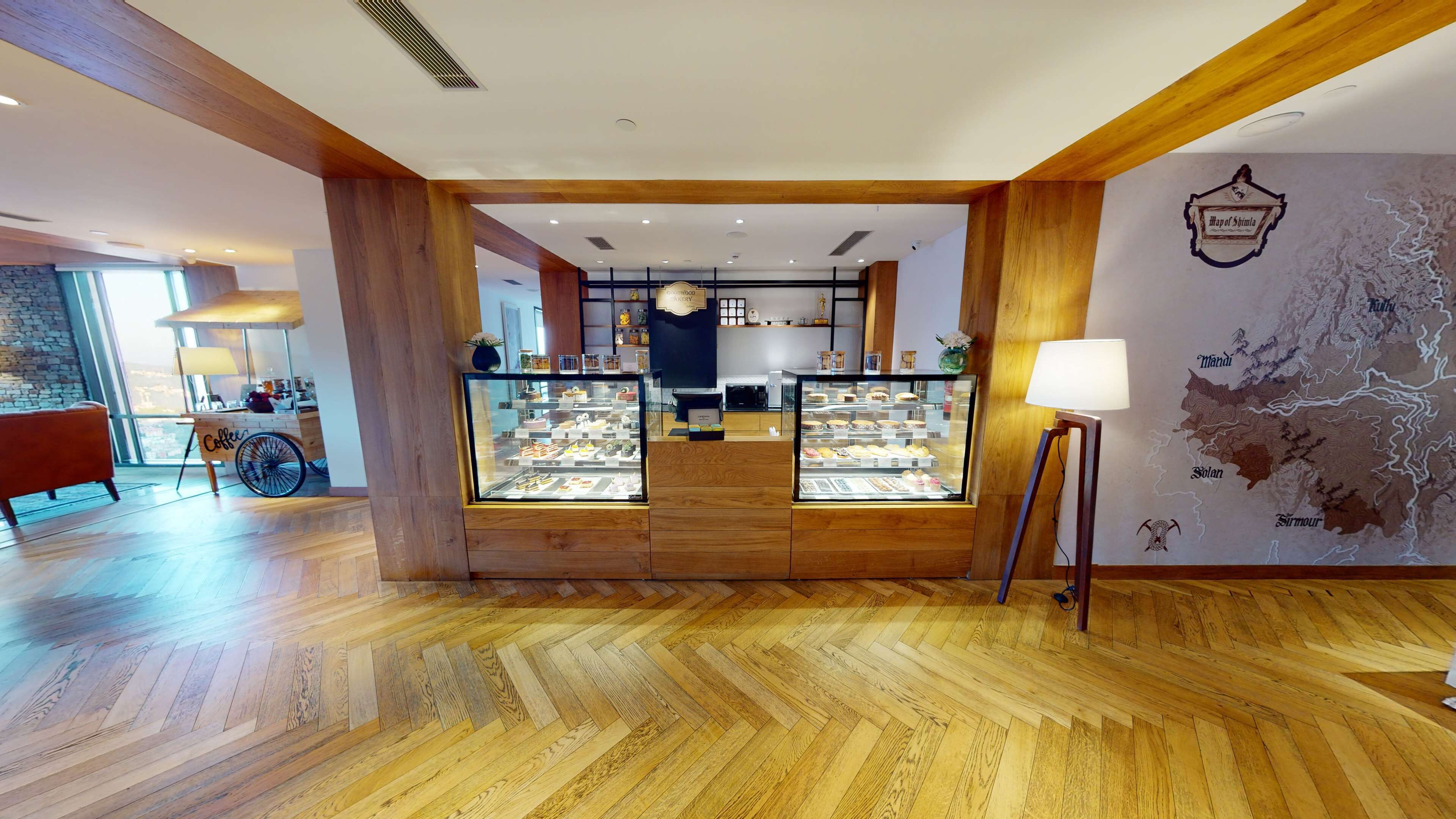 Una panadería con suelo de madera y un mapa en la pared.