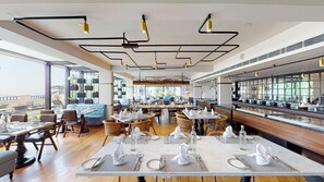 朝食、ランチ、ディナーに営業