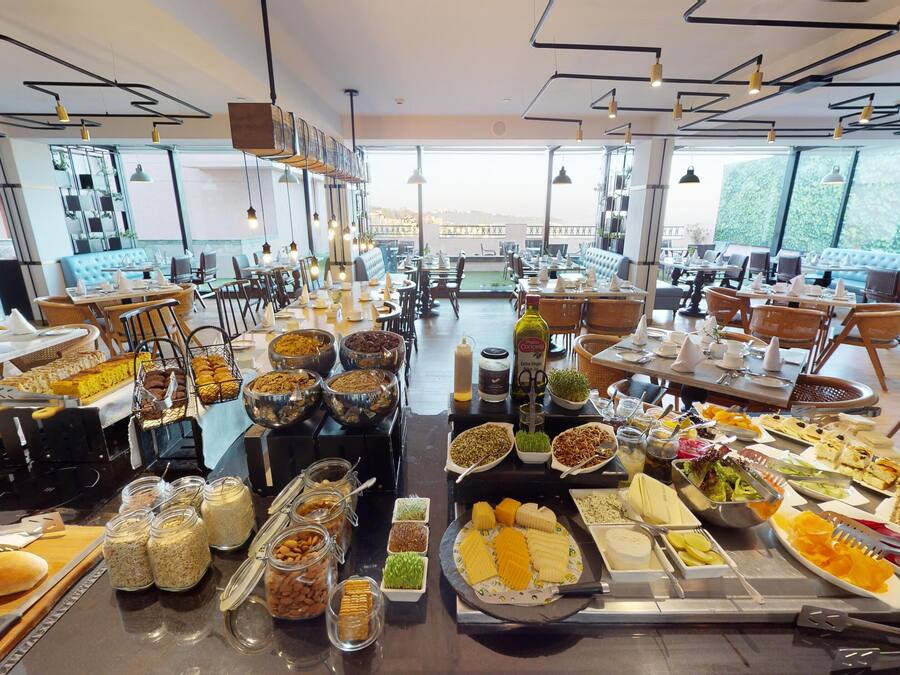 Café da manhã com buffet todos os dias mediante uma taxa