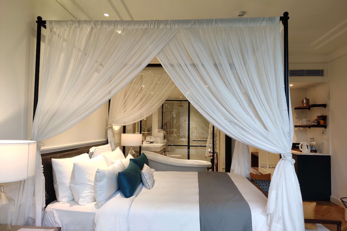 minibar, in-room safe, desk, soundproofing