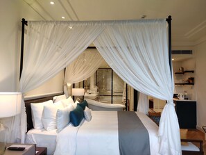 Minibar, caja de seguridad en la habitación y escritorio