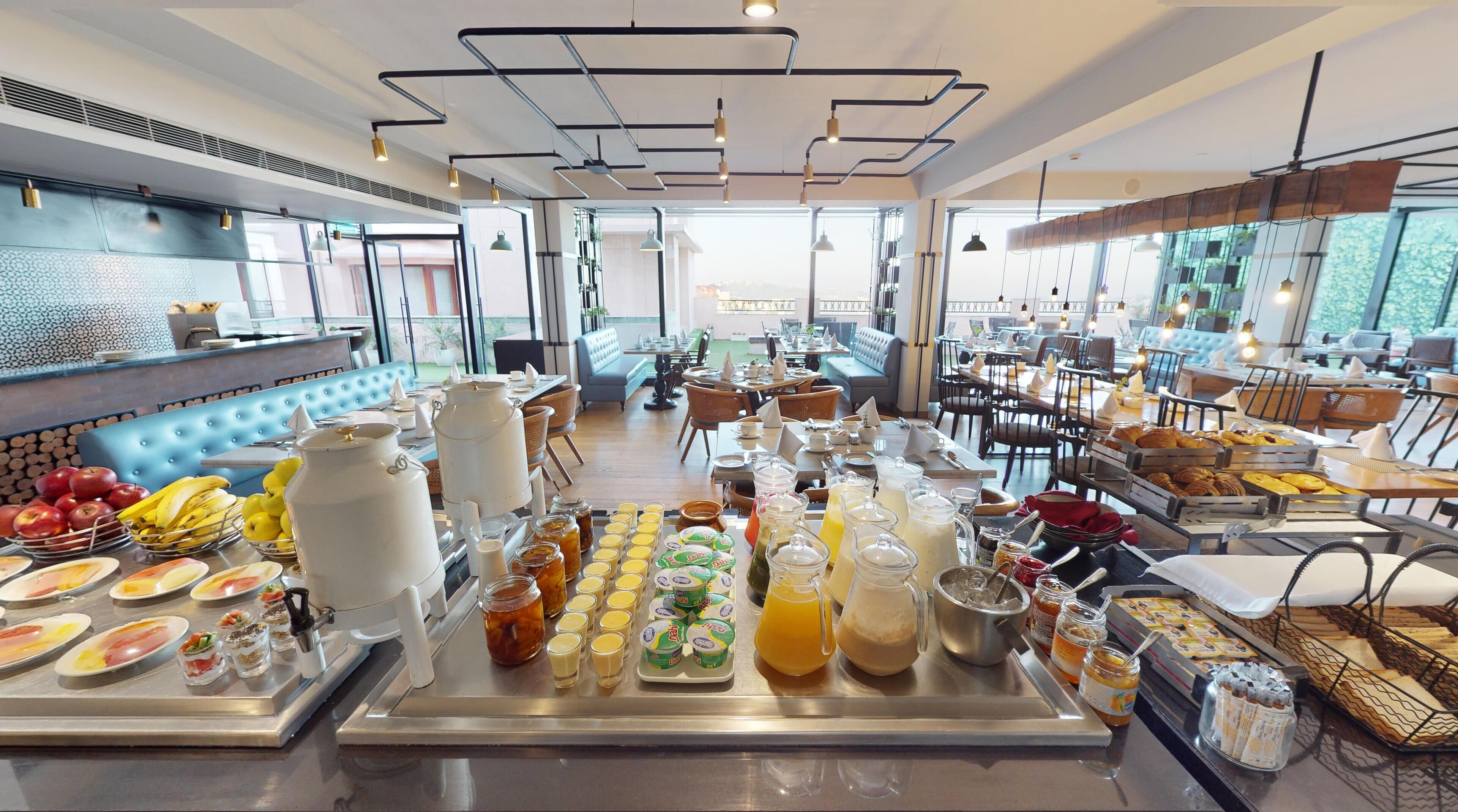 Una mesa de buffet con diversas opciones de comida y bebidas.