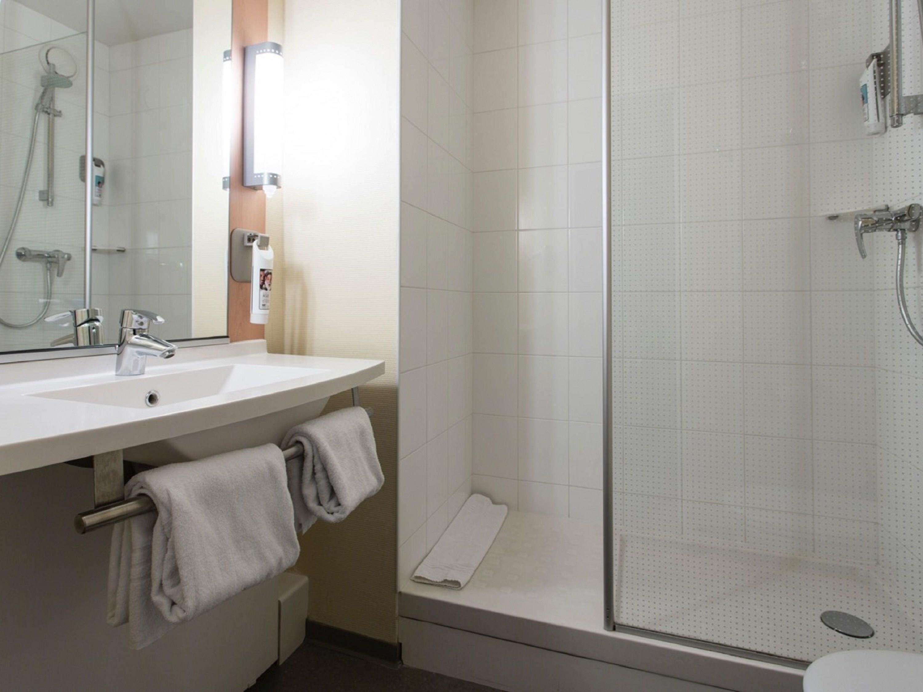 Schreibtisch, Verdunkelungsvorhänge, schallisolierte Zimmer