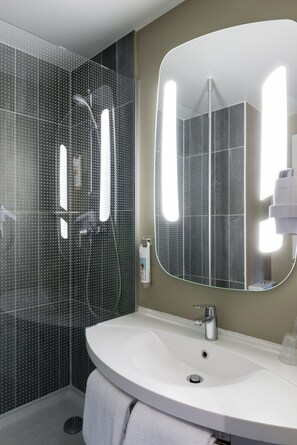 Family Room | Bathroom | Eco-friendly toiletries, hair dryer, towels - ibis Senlis (Senlis)