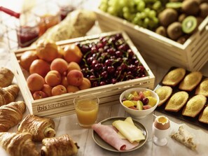 Daily buffet breakfast (EUR 13.90 per person) - ibis Senlis (Senlis)
