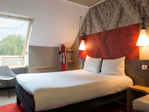 Desk, blackout drapes, soundproofing, iron/ironing board - ibis Senlis (Senlis)