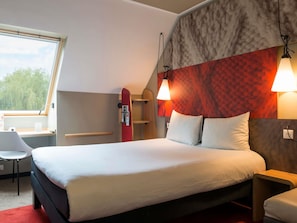 Escriptori, cortines opaques i habitacions insonoritzades 