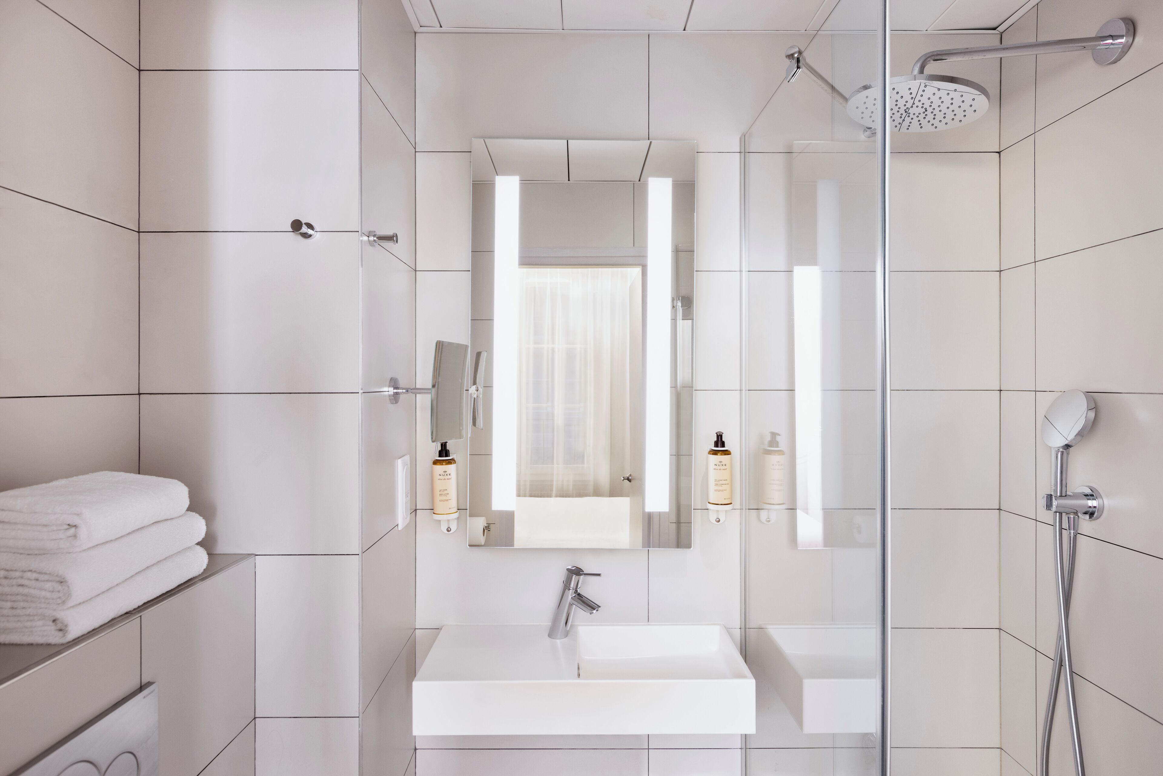 Een douche,  milieuvriendelijk toiletgerief, een haardroger, handdoeken