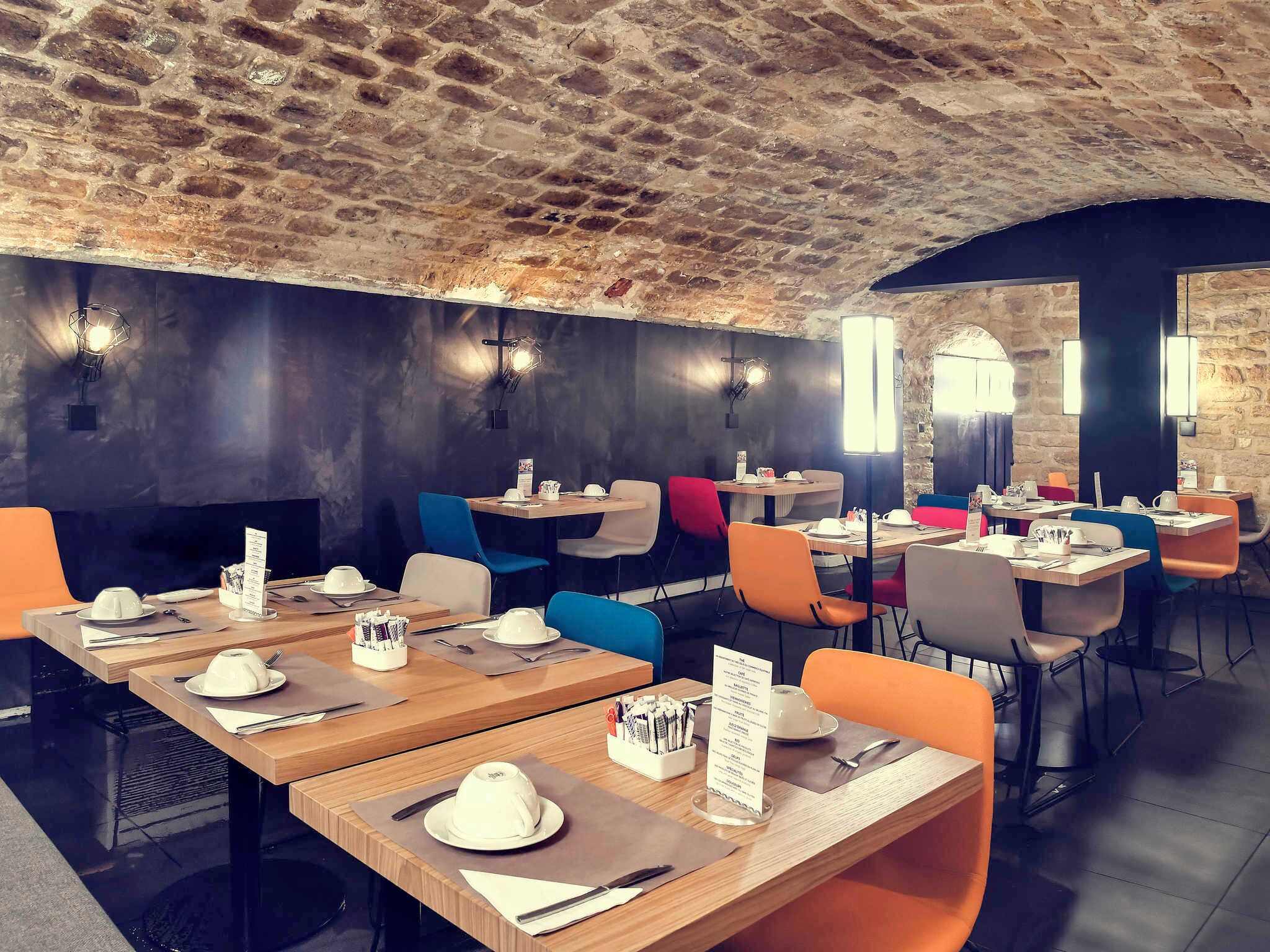 Petit déjeuner buffet (18 EUR par personne)