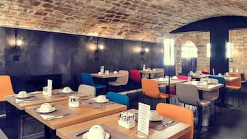 Petit déjeuner buffet (18 EUR par personne)