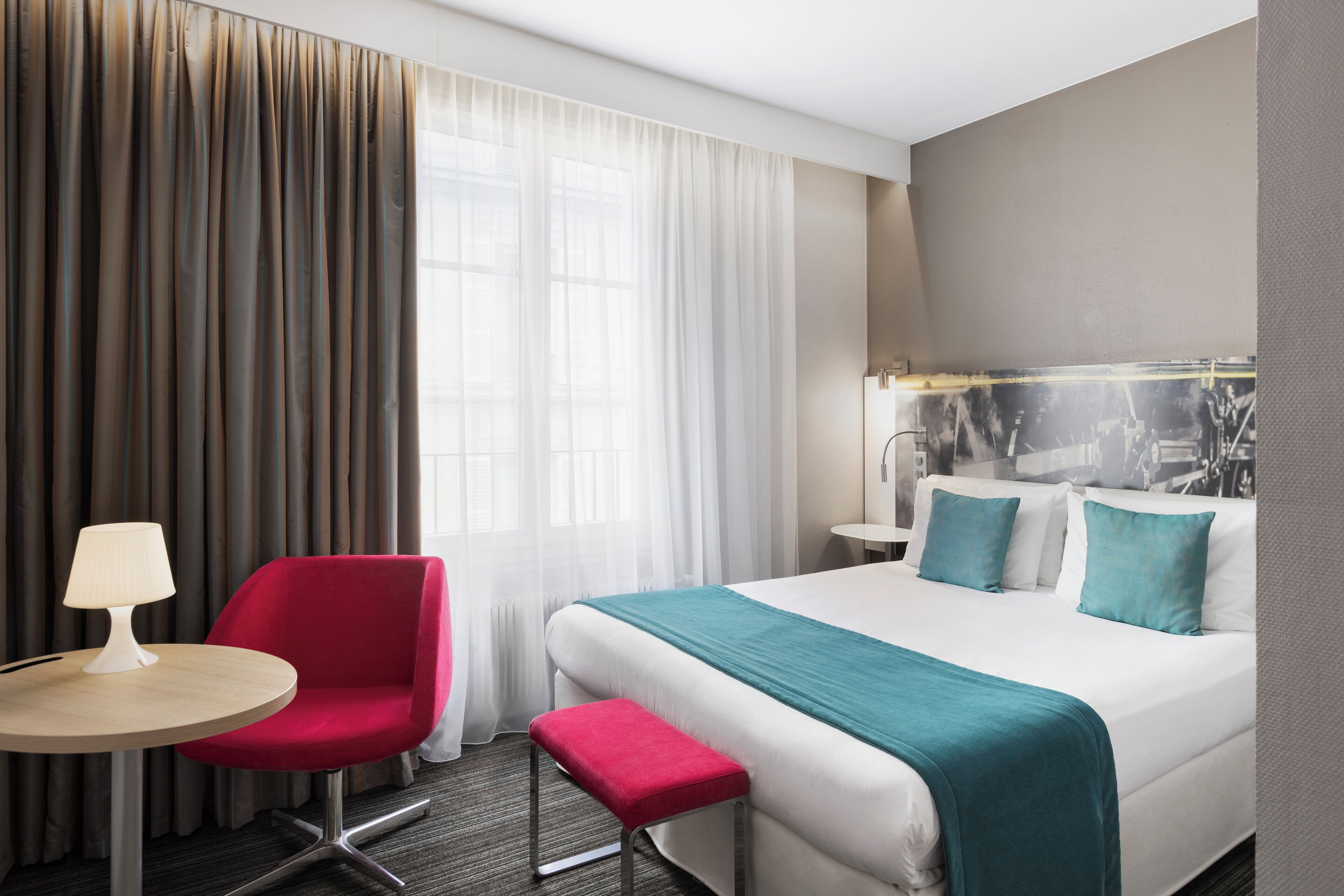 迷你吧、客房内保险箱、办公桌、笔记本电脑工作区