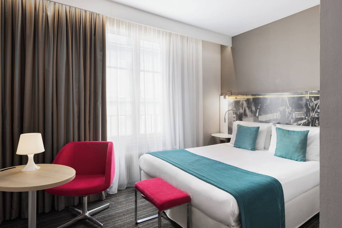 Minibaari, tallelokero huoneessa, työpöytä