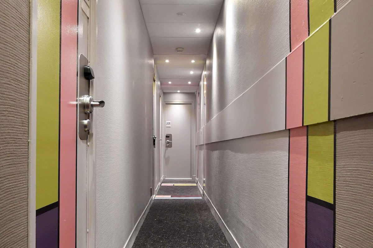 Minibar, caja de seguridad en la habitación y escritorio