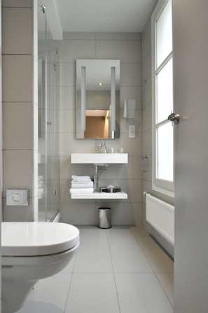 Habitación clásica, 1 cama matrimonial | Amenidades de baño | Regadera, amenidades de baño ecológicas, secadora de cabello, toallas