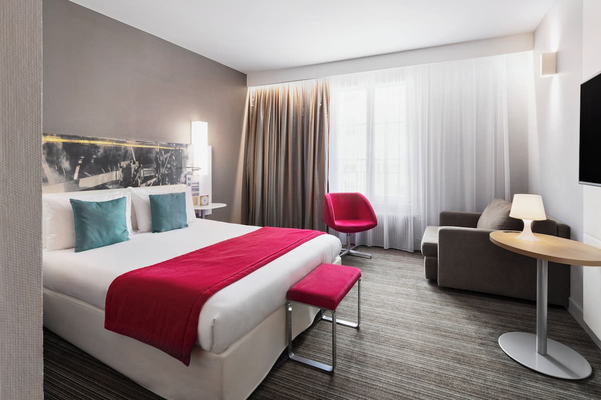 Superior-huone | Minibaari, tallelokero huoneessa, työpöytä