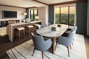 Sengetøy av topp kvalitet, senger med overmadrass og safe på rommet