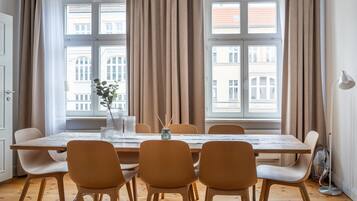 Three-Bedroom Suite | Wohnbereich | 50-Zoll-Flachbildfernseher mit Kabelempfang, Fernseher