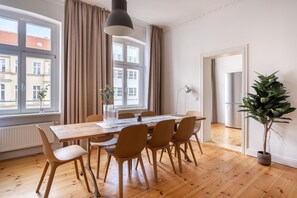 Three-Bedroom Suite | บริเวณนั่งเล่น | ทีวีจอแบน 50 นิ้ว พร้อมช่องเคเบิล, ทีวี