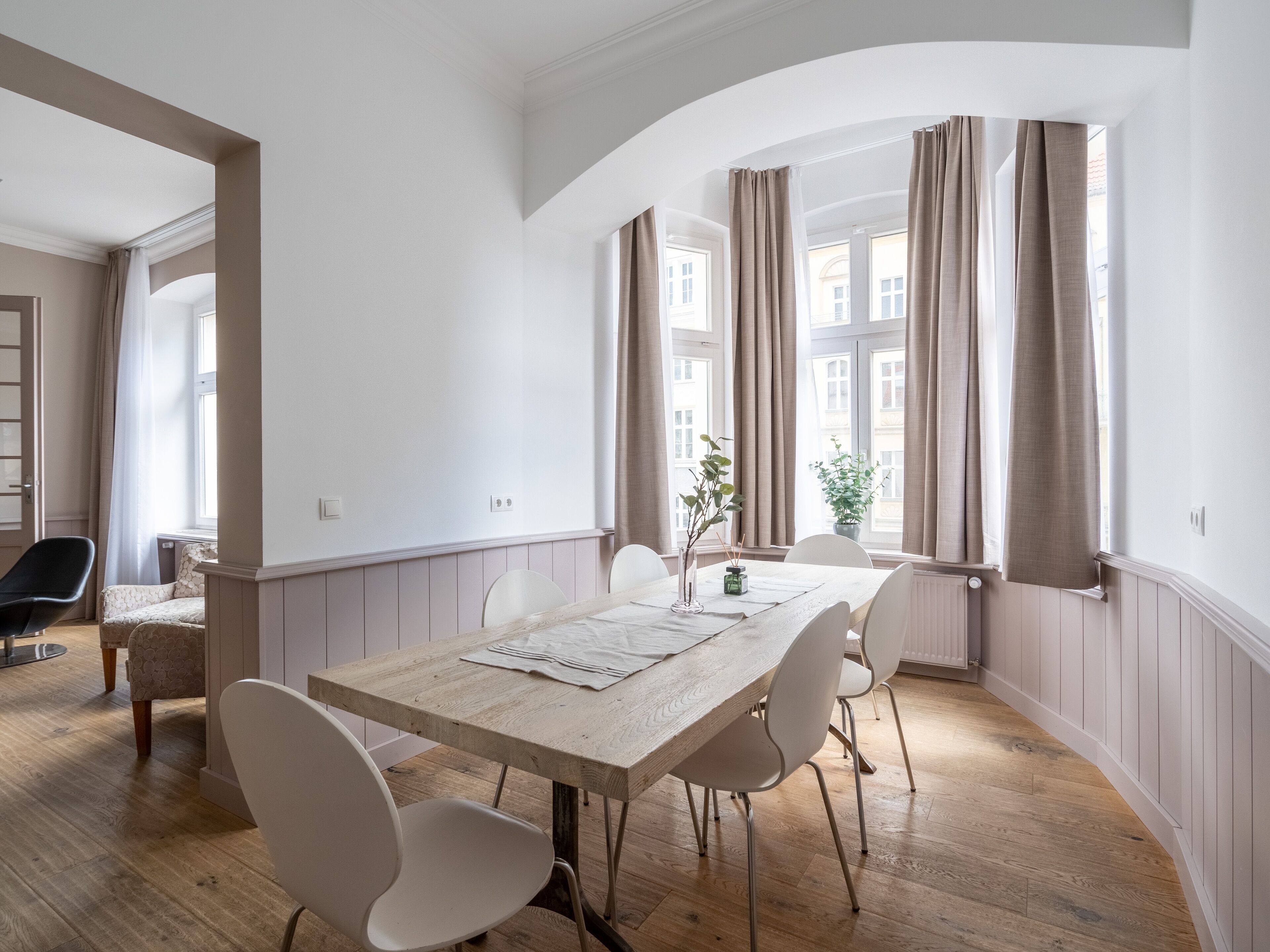 Two-Bedroom Suite | Vardagsrum | 50-tums platt-tv med kabelkanaler och tv