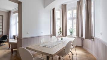 Two-Bedroom Suite | Vardagsrum | 50-tums platt-tv med kabelkanaler och tv