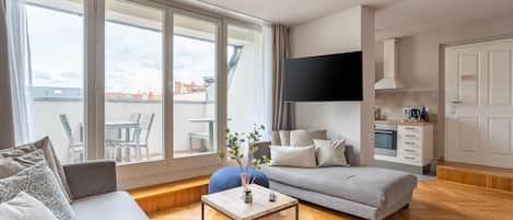 Two-Bedroom Suite with Balcony | Zona de estar | Televisión de pantalla plana de 50 pulgadas con canales por cable