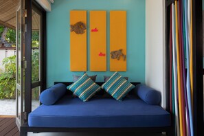 Villa, di fronte alla spiaggia (Transfer Included) | Area soggiorno | TV 48 pollici con canali via cavo