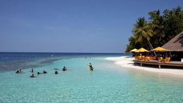 Trên bãi biển, cát trắng, lều miễn phí, ghế dài tắm nắng